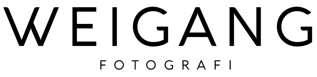 Weigang Fotografi logo i sort sans-serif med navnet ovenover og 'FOTOGRAFI' under